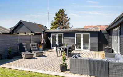 Elisabeta - 60M from the Sea