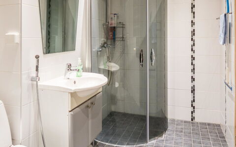 Vuokatin Tähti: Bagno, Idraulico Fixture, Pavimentazione, Interior Design, Gabinetto, Toilet Seat, Pavimento, Lavandino Del Bagno, Lavello, Rubinetto