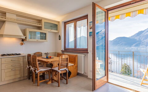 Great View: Mobilia, Finestra, Legna, Cabinetry, Costruzione, Interior Design, Architettura, Shade, Tavolo, Pavimento