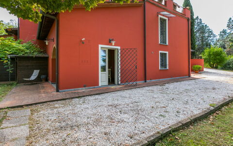 Casale Il Poggio: Cielo, Costruzione, Pianta, Legna, Montagna, Lotto, Urban Design, Paesaggio, Immobiliare, Facciata