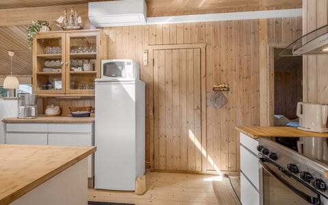 Thrineke - 600M from the Sea: Cucina, Mobilia, Legna, Elettrodomestico Da Cucina, Apparecchio Major, Pavimentazione, Interior Design, Controsoffitto, Soffitto, Cabinetry