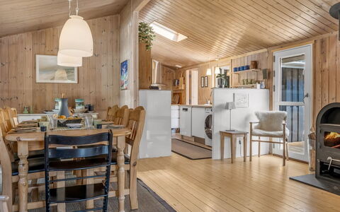 Thrineke - 600M from the Sea: Legna, Soffitto, Casa, Mobilia, Villetta, Latifoglie, Camera, Log Cabin, Plank, Soggiorno