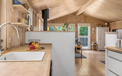 Thrineke - 600M from the Sea: Cucina, Controsoffitto, Legna, Pavimentazione, Interior Design, Mobilia, Soffitto, Pavimento, Idraulico Fixture, Elettrodomestico Da Cucina