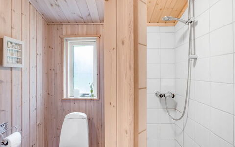 Thrineke - 600M from the Sea: Pavimentazione, Legna, Pavimento, Idraulico Fixture, Interior Design, Soffitto, Camera, Bagno, Idraulico, Color Legno