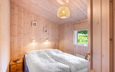 Thrineke - 600M from the Sea: Legna, Camera Da Letto, Letto, Casa, Soffitto, Lenzuolo, Bedding, Interior Design, Telaio Del Letto, Latifoglie