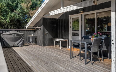 Thrineke - 600M from the Sea: Legna, Pavimento In Legno, Pavimentazione, Casa, Latifoglie, Porta, Pavimento, Deck, Portico, Plank