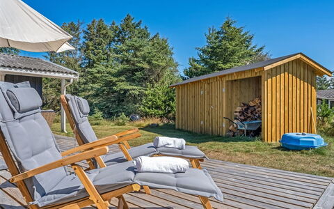 Thrineke - 600M from the Sea: Legna, Latifoglie, Mobili Da Esterno, Plank, Giardino, Sedia, Eco Hotel, Color Legno, Deck, Shade