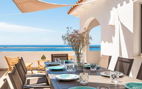 Villa Atalis: Cielo, Acqua, Costruzione, Proprietà, Pianta, Azzurro, Piscina, Nube, Tempo Libero, Finestra