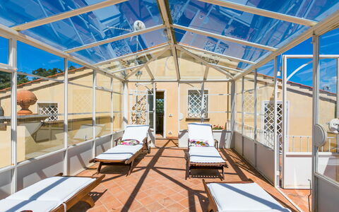 Poggio al Pruno: Giorno, Shade, Legna, Finestra, Architettura, Interior Design, Costruzione, Linea, Pavimento, Tempo Libero