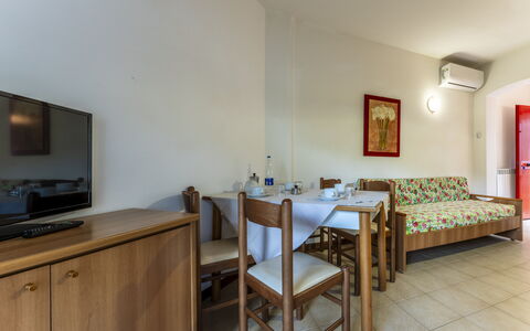 Giannella Beach Residence Apartment - Giannella, G: Mobilia, Tavolo, Costruzione, Legna, Interior Design, Comfort, Pavimentazione, Latifoglie, Casa, Cornice