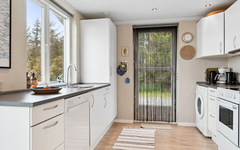 Luchia - 200M to the Fjord: Controsoffitto, Elettrodomestico Da Cucina, Cucina, Legna, Apparecchio Major, Interior Design, Pavimentazione, Mobilia, Cabinetry, Elettrodomestico