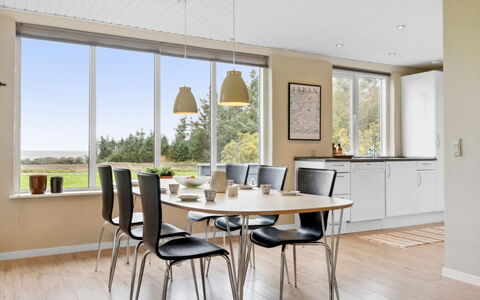 Luchia - 200M to the Fjord: Mobilia, Interior Design, Sedia, Pavimentazione, Sala Da Pranzo, Tavolo, Pavimento, Cucina & Sala Da Pranzo Tavolo, Legna, Soffitto