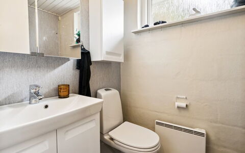 Luchia - 200M to the Fjord: Toilet Seat, Idraulico Fixture, Pavimentazione, Gabinetto, Lavello, Pavimento, Bagno, Interior Design, Lavandino Del Bagno, Idraulico