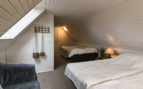 Edmond - 150M from the Sea: Parete, Camera Da Letto, Legna, Pavimento, Letto, Soffitto, Pavimentazione, Lenzuolo, Interior Design, Bedding