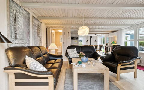Kjera - 450M from the Sea: Mobilia, Interior Design, Pavimentazione, Legna, Pavimento, Soffitto, Pavimento In Legno, Sedia, Tavolo, Illuminazione