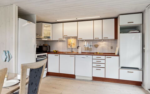 Kjera - 450M from the Sea: Mobilia, Interior Design, Pavimentazione, Legna, Pavimento, Soffitto, Pavimento In Legno, Sedia, Tavolo, Illuminazione