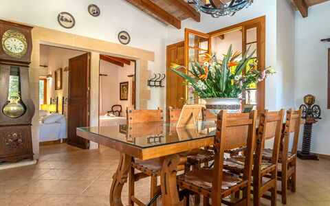 Es Garrigo de Son Mora: Mobilia, Proprietà, Tavolo, Cornice, Legna, Interior Design, Pianta, Soggiorno, Cabinetry, Pavimento