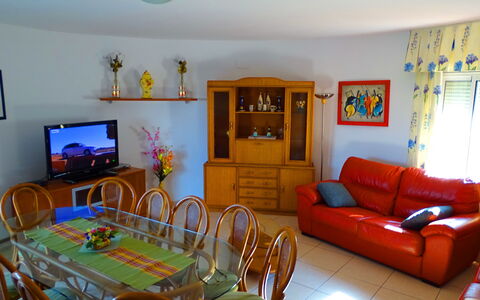 Villa Marisol: Mobilia, Tavolo, Proprietà, Cornice, Costruzione, Divano, Blu, Casa, Interior Design, Arancia