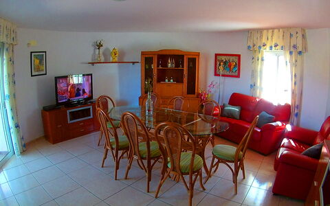 Villa Marisol: Mobilia, Cornice, Sedia, Tavolo, Legna, Interior Design, Pavimento, Soggiorno, Pavimentazione, Finestra