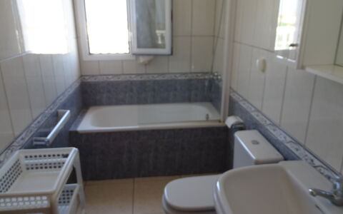 Villa Marisol: Vasca Da Bagno, Idraulico Fixture, Finestra, Lavello, Bagno, Rubinetto, Interior Design, Pavimento, Costruzione