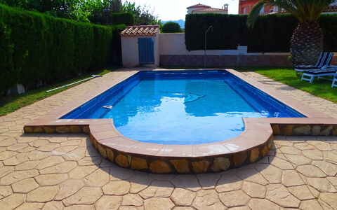 Villa Marisol: Acqua, Pianta, Piscina, Azzurro, Rettangolo, Albero, Corpo D'Acqua, Tempo Libero, Materiale Composito, Mobili Da Esterno