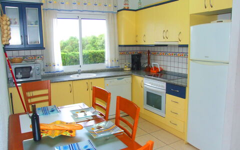 Villa Marisol: Cabinetry, Proprietà, Lavandino Della Cucina, Finestra, Mobilia, Controsoffitto, Rubinetto, Lavello, Cucina, Elettrodomestico Da Cucina