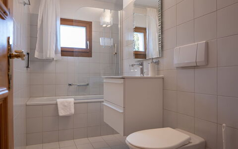 Chesa Narcissa F4: Proprietà, Specchio, Bagno, Idraulico Fixture, Viola, Lavello, Interior Design, Pavimento, Pavimentazione