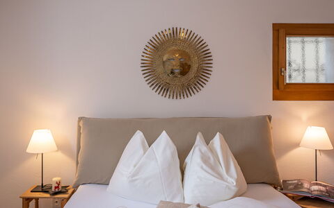 Chesa Narcissa F4: Marrone, Proprietà, Mobilia, Finestra, Comfort, Luce, Legna, Lampada, Illuminazione, Shade