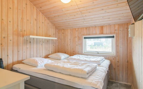 Birger - 500M from the Sea: Legna, Camera Da Letto, Letto, Lenzuolo, Bedding, Soffitto, Telaio Del Letto, Latifoglie, Color Legno, Plank