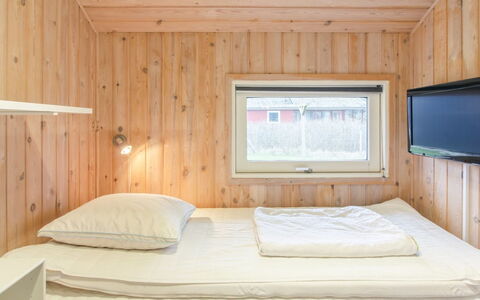 Birger - 500M from the Sea: Camera Da Letto, Legna, Interior Design, Letto, Soffitto, Lenzuolo, Pavimentazione, Pavimento, Bedding, Illuminazione