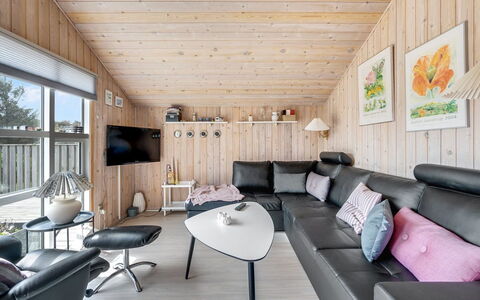 Birger - 500M from the Sea: Legna, Interior Design, Soffitto, Mobilia, Casa, Soggiorno, Camera, Lampada, Divano, Pavimento In Legno