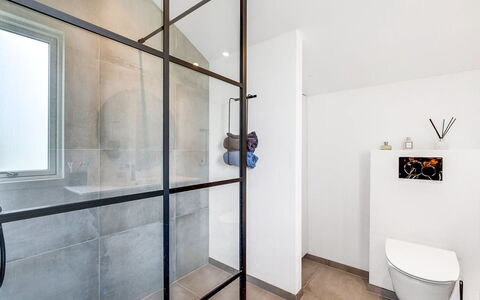 Birger - 500M from the Sea: Parete, Pavimentazione, Interior Design, Pavimento, Idraulico Fixture, Soffitto, Bagno, Camera, Idraulico, Appartamento