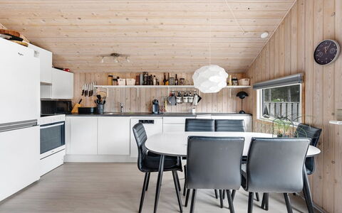 Birger - 500M from the Sea: Mobilia, Legna, Interior Design, Soffitto, Cucina, Lampada, Cucina & Sala Da Pranzo Tavolo, Pavimentazione, Casa, Illuminazione