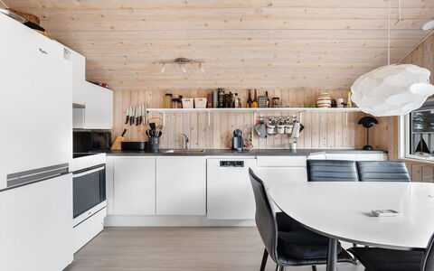 Birger - 500M from the Sea: Cucina, Mobilia, Controsoffitto, Interior Design, Elettrodomestico Da Cucina, Pavimentazione, Lampada, Legna, Soffitto, Apparecchio Major