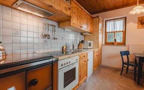 Ferienhaus Taubenstein: Cabinetry, Controsoffitto, Mobilia, Proprietà, Cucina Stufa, Cucina, Legna, Elettrodomestico Da Cucina, Finestra, Interior Design