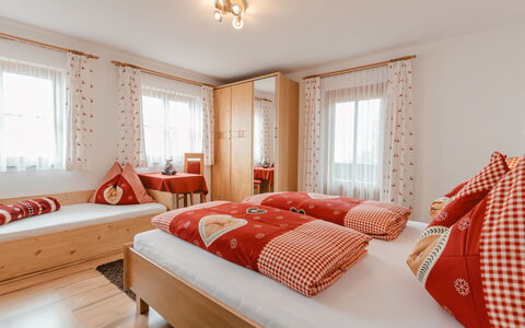 Apartment Taubenstein: Proprietà, Finestra, Mobilia, Comfort, Legna, Tessile, Arancia, Interior Design, Shade