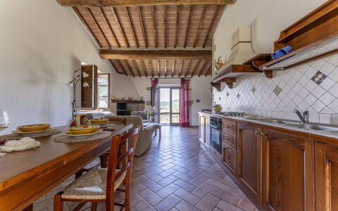 Podere Marcigliana - Radicondoli: Cabinetry, Mobilia, Tavolo, Controsoffitto, Cucina, Legna, Interior Design, Color Legno, Pavimento, Pavimentazione