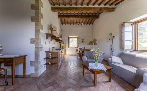 Podere Marcigliana - Radicondoli: Tavolo, Mobilia, Finestra, Cornice, Costruzione, Pianta, Pianta Della Casa, Divano, Legna, Interior Design