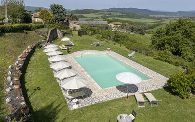 Podere Marcigliana - Radicondoli: Pianta, Cielo, Albero, Lotto, Piscina, Urban Design, Paesaggio, Tempo Libero, Shade, Erba