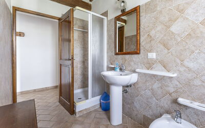 Apartment Terrazza: Specchio, Rubinetto, Lavello, Idraulico Fixture, Proprietà, Lavandino Del Bagno, Bagno, Costruzione, Legna, Viola