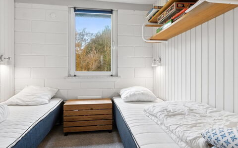 Pia - 250M to the Fjord: Legna, Pavimentazione, Pavimento, Interior Design, Soffitto, Camera Da Letto, Letto, Camera, Letto A Castello, Dormitorio