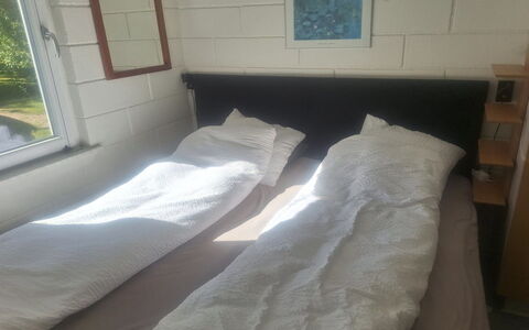 Pia - 250M to the Fjord: Legna, Camera Da Letto, Letto, Pavimento, Bedding, Pavimentazione, Biancheria, Mobilia, Lenzuolo, Telaio Del Letto