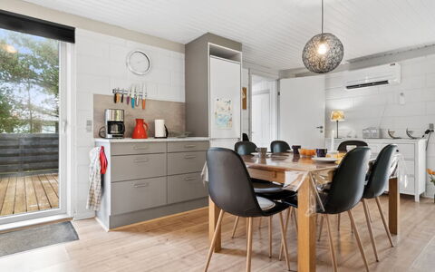 Pia - 250M to the Fjord: Pavimentazione, Mobilia, Interior Design, Legna, Pavimento, Soffitto, Cucina, Pavimento In Legno, Controsoffitto, Cucina & Sala Da Pranzo Tavolo
