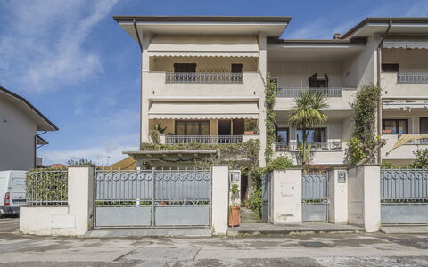 La Bouganville, Forte Dei Marmi, Private Garden, W: Zona Residenziale, Quartiere, Appartamento, Casa, Insediamento Umano, Urban Design, Balcone, Sobborgo, Condominio, Driveway