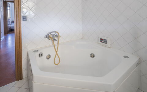 La Bouganville, Forte Dei Marmi, Private Garden, W: Vasca Da Bagno, Idraulico Fixture, Bagno, Pavimentazione, Idraulico, Interior Design, Pavimento, Materiale Composito, Camera, Rubinetto