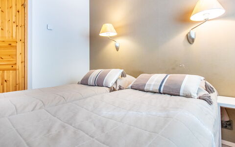 Nilikuru e 12: Interior Design, Letto, Soffitto, Mobilia, Legna, Camera Da Letto, Lenzuolo, Biancheria, Tessile, Pavimento