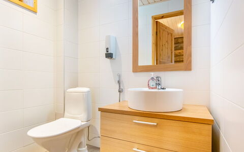 Nilikuru e 12: Idraulico Fixture, Pavimentazione, Bagno, Legna, Pavimento, Lavandino Del Bagno, Interior Design, Mobiletto Del Bagno, Lavello, Gabinetto