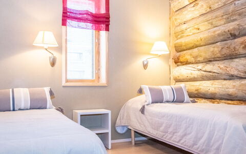 Nilikuru e 12: Mobilia, Interior Design, Legna, Camera Da Letto, Letto, Pavimento, Pavimentazione, Camera, Tessile, Lenzuolo
