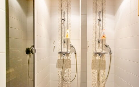 Nilikuru e 12: Bagno, Idraulico Fixture, Pavimentazione, Pavimento, Interior Design, Soffione Doccia, Idraulico, Doccia, Doccia Bar, Pannello Doccia