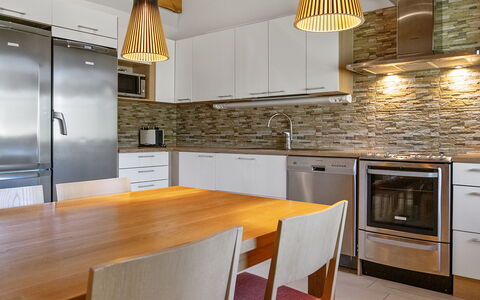 Nilikuru D9: Mobilia, Controsoffitto, Cucina, Interior Design, Pavimentazione, Parete, Cabinetry, Lampada, Legna, Soffitto